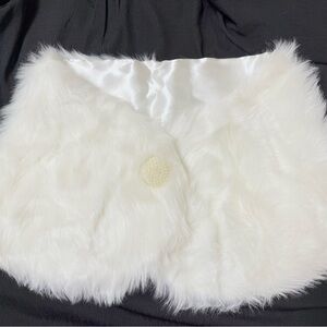 White Faux Fur Shawl with Satin Lining – Elegant Wrap